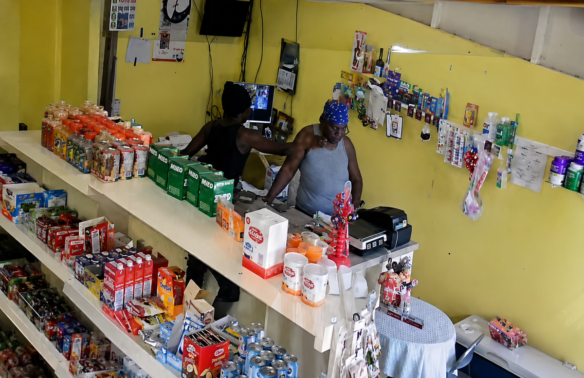 PM Browne Calls for Physical Force Against Chain Snatchers, Defends Deportee Screening