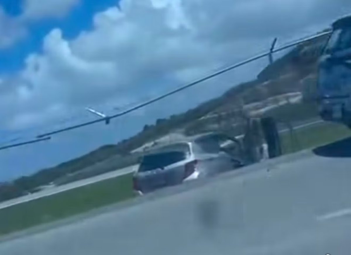 Driver Loses Consciousness, Crashes Into Airport Perimeter Fence on Airport Road