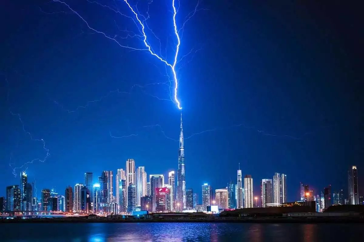 The Burj Khalifa the world's tallest building struck by lightening during a violent storm across the UAE (Yahoo News NZ)